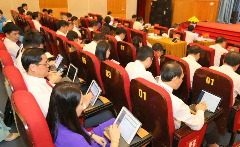 Đại biểu HĐND tỉnh biểu quyết nghị quyết bằng máy tính bảng tại Kỳ họp chuyên đề lần thứ 6 - ẢNH NGỌC HƯNG